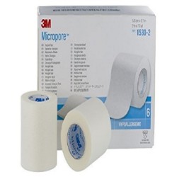 Cinta microporosa de 2¨ Micropore™ color blanco. Medida: 5cm x 9.14m Caja con 6 piezas