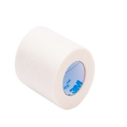 Cinta microporosa de 3¨ Micropore™ color blanco. Medida: 7.5cm x 9.14m Caja con 4 piezas